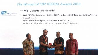 Sejumlah perwakilan dari PT MRT Jakarta (Perseroda) menerima penghargaan saat acara TOP DIGITAL Awards 2019 di Golden Ballroom The Sultan Hotel, Jakarta, Rabu (27/11). [Suara.com/Angga Budhiyanto]  
