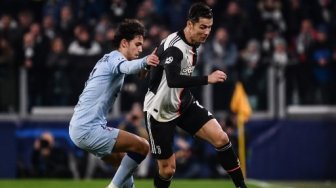 Penampilan Cristiano Ronaldo saat memakai ikat rambut pada laga Juventus vs Atletico Madrid. (MARCO BERTORELLO / AFP)