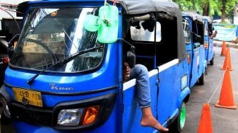 Sejumlah supir bajaj BBG mengantri di stasiun pengisian bahan bakar gas (BBG) di kawasan terminal Grogol, Jakarta, kamis (28/11). [Suara.com/Oke Atmaja]
