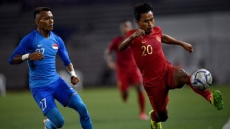 Pemain Timnas U-22 Indonesia Osvaldo Haay mengejar bola dibayangi pemain Timnas Singapura Tajeli Bin Salamat dalam pertandingan Grup B SEA Games 2019 di Stadion Rizal Memorial, Manila, Filipina, Kamis (28/11). [ANTARA FOTO/Sigid Kurniawan]
