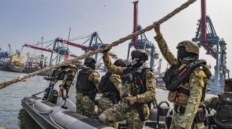 Pasukan Kopaska Koarmada I melakukan penyergapan saat melakukan Latihan Operasi Dukungan Integrasi Pasukan Khusus Laut Tahun 2019 di di Dermaga JICT II Tanjung Priok, Jakarta, Kamis (28/11).[ANTARA FOTO/Muhammad Adimaja]
