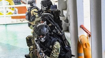 Pasukan Kopaska Koarmada I melakukan penyergapan saat melakukan Latihan Operasi Dukungan Integrasi Pasukan Khusus Laut Tahun 2019 di di Dermaga JICT II Tanjung Priok, Jakarta, Kamis (28/11).[ANTARA FOTO/Muhammad Adimaja]
