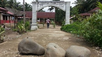 Gedung Sekolah Disegel, Siswa SD di Pasaman Barat Dipulangkan Lebih Awal