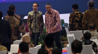 Presiden Joko Widodo didampingi Gubernur Bank Indonesia (BI) Perry Warjiyo (ketiga kanan) berjalan usai berpidato dalam Pertemuan Tahunan Bank Indonesia (PTBI) 2019 di Jakarta, Kamis (28/11). [ANTARA FOTO/Aditya Pradana Putra]