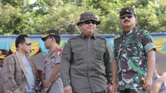 Panglima TNI Marsekal TNI Hadi Tjahjanto (kanan) bersama Mendagri Tito Karnavian (kiri), Kapolri Jendral Pol Idham Azis (kedua kiri) dan Kepala BIN Budi Gunawan menyaksikan latihan terjun payung statis oleh prajurit TNI saat kunjungan di Timika, Papua, Jumat (29/11). [ANTARA FOTO/Sevianto Pakiding]