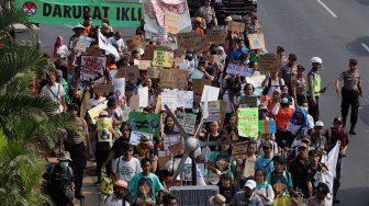 Massa yang tergabung dari Jaringan Jeda Iklim bersama Wahana Lingkungan Hidup (Walhi) melakukan aksi longmarch menuju Taman Aspirasi, Jakarta, Jumat (29/11). [Suara.com/Angga Budhiyanto]