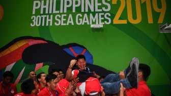 Pemain Timnas polo air putra mengangkat Ketua Umum Komite Olimpiade Indonesia Raja Sapta Oktohari setelah memastikan meraih medali emas di New Clark City Aquatic Center, Filipina, Jumat (29/11). [ANTARA FOTO/Sigid Kurniawan]