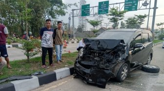 Ringsek! 11 Mobil Tabrakan Beruntun Tol Jakarta-Cikampek