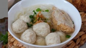 Makan Bakso Pakai Es Batu, Kebiasaan Pria Ini Bikin Warganet Tepuk Jidat