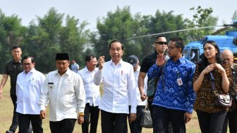 Kunjungan Kerja ke Subang, Presiden Jokowi Ajak Dua Stafsus Milenial
