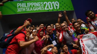 Ketua Umum Komite Olimpiade Indonesia Raja Sapta Oktohari (tengah) bersama Timnas polo air putra melakukan selebrasi seusai dipastikan meraih medali emas SEA Games 2019 di New Clark City Aquatic Center, Filipina, Jumat (29/11). [ANTARA FOTO/Sigid Kurniawan]