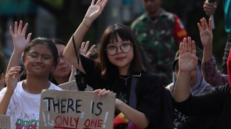 Massa yang tergabung dari Jaringan Jeda Iklim bersama Wahana Lingkungan Hidup (Walhi) melakukan aksi di Taman Aspirasi, Jakarta, Jumat (29/11). [Suara.com/Angga Budhiyanto]