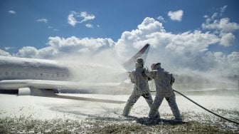 Personel pemadam kebakaran menyemprotkan foam (busa) ke badan pesawat saat simulasi penanganan kecelakaan pesawat di Bandara Hang Nadim Batam, Kepulauan Riau, Kamis (28/11).  [ANTARA FOTO/M N Kanwa]