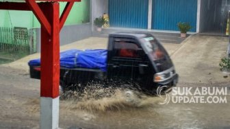Air Meluap dari Selokan, Jalan Jampang Tengah Sukabumi Tergenang Banjir