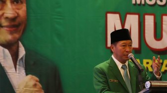 Ketua Umum Partai Persatuan Pembangunan (PPP) kubu Muktamar Jakarta, Humphrey Djemat (kiri) memberikan sambutan dalam acara Musyawarah Kerja Nasional (Mukernas) ke V PPP di Jakarta, Sabtu (30/11). [Suara.com/Angga Budhiyanto]