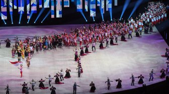 Kontingen Indonesia melakukan defile dalam pembukaan SEA Games 2019 di Philippine Arena, Bulacan, Filipina, Sabtu (30/11). [ANTARA FOTO/Nyoman Budhiana]