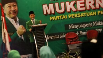 Ketua Umum Partai Persatuan Pembangunan (PPP) kubu Muktamar Jakarta, Humphrey Djemat  memberikan sambutan dalam acara Musyawarah Kerja Nasional (Mukernas) ke V PPP di Jakarta, Sabtu (30/11). [Suara.com/Angga Budhiyanto]