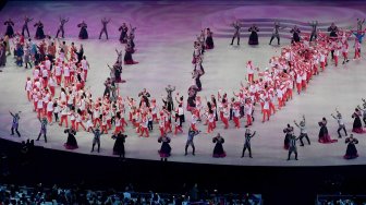 Kontingen Indonesia melakukan defile dalam pembukaan SEA Games 2019 di Philippine Arena, Bulacan, Filipina, Sabtu (30/11). [ANTARA FOTO/Nyoman Budhiana]