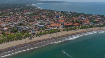 
Foto udara wisata Pantai Barat di Kabupaten Pangandaran, Jawa Barat, Sabtu (30/11). [ANTARA FOTO/Adeng Bustomi]