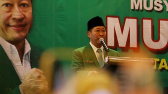 Ketua Umum Partai Persatuan Pembangunan (PPP) kubu Muktamar Jakarta, Humphrey Djemat memberikan sambutan dalam acara Musyawarah Kerja Nasional (Mukernas) ke V PPP di Jakarta, Sabtu (30/11). [Suara.com/Angga Budhiyanto]