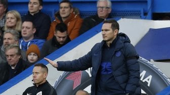 Pelatih Chelsea Frank Lampard saat mendapingi timnya selama pertandingan sepak bola Liga Inggris antara Chelsea melawan West Ham di Stamford Bridge, London, Sabtu (30/11). [Ben STANSALL / AFP]
