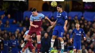 Gelandang West Ham United, Declan Rice (kiri) bersaing dengan gelandang Chelsea Mateo Kovacic saat pertandingan sepak bola Liga Premier Inggris antara Chelsea melawan West Ham United di Stamford Bridge, London, Inggris, Sabtu (30/11). [Ben STANSALL / AFP]