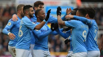 Gelandang Manchester City Raheem Sterling merayakan golnya dengan rekan tim setelah mencetak gol pertama timnya selama pertandingan sepak bola Liga Inggris antara Newcastle melawan Manchester City di St James 'Park, Newcastle-upon-Tyne, Inggris, Sabtu (30/11). [Lindsey Parnaby / AFP]