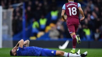 Striker Chelsea Prancis Olivier Giroud mengalami cedera saat pertandingan sepak bola Liga Premier Inggris antara Chelsea melawan West Ham United di Stamford Bridge, London, Inggris, Sabtu (30/11). [Ben STANSALL / AFP]