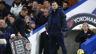 Pelatih Chelsea Frank Lampard saat mendapingi timnya selama pertandingan sepak bola Liga Inggris antara Chelsea melawan West Ham di Stamford Bridge, London, Sabtu (30/11). [Ben STANSALL / AFP]
