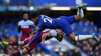 Gelandang West Ham United Pablo Fornals (kiri) dan bek Chelsea Reece James saat pertandingan sepak bola Liga Premier Inggris antara Chelsea melawan West Ham United di Stamford Bridge, London, Inggris, Sabtu (30/11). [Ben STANSALL / AFP]
