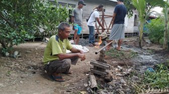 Semburan Gas Bercampur Air Gegerkan Warga Barito Kuala