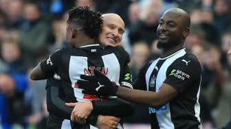 Gelandang Newcastle Jonjo Shelvey merayakan golnya dengan rekan satu timnya setelah mencetak gol kedua timnya saat pertandingan sepak bola Liga Inggris antara Newcastle melawan Manchester City di St James 'Park, Newcastle-upon-Tyne, Inggris, Sabtu (30/11). [Lindsey Parnaby / AFP]