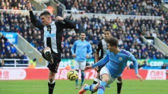 Gelandang Manchester City, Riyad Mahrez bersaing dengan bek Newcastle Jetro Willems selama pertandingan sepak bola Liga Inggris antara Newcastle melawan Manchester City di St James 'Park, Newcastle-upon-Tyne, Inggris, Sabtu (30/11). [Lindsey Parnaby / AFP]