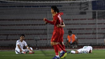 Dua pemain Timnas U-22 Indonesia Asnawi Mangkualam (kiri) dan Andy Setyo (kanan) meluapkan kekecewaan saat terjadi gol dari pemain Timnas Vietnam dalam pertandingan Grup B SEA Games 2019 di Stadion Rizal Memorial, Manila, Filipina, Minggu (1/12). [ANTARA FOTO/Sigid Kurniawan]