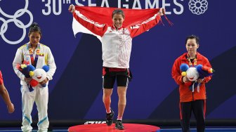 Atlet angkat besi Indonesia Windy Cantika Aisah mengikuti upacara penganugerahan medali pertandingan Angkat Besi 49Kg Wanita SEA Games ke-30 di Stadion RSMC Nino Aquino, Manila, Filipina, Senin (2/12).[ANTARA FOTO/Nyoman Budhiana]
