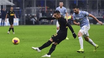 Pemain depan Inter Milan Lautaro Martinez menendang bola saat pertandingan sepak bola Serie A Italia antara Inter Milan melawan SPAL di Stadion Giusepe Maeza, Milan, Italia, Minggu (1/12). [MIGUEL MEDINA / AFP]
