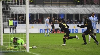 Pemain depan Inter Milan Lautaro Martinez merayakan golnya setelah mencetak gol kedua timnya selama pertandingan sepak bola Serie A Italia antara Inter Milan melawan SPAL di Stadion Giusepe Maeza, Milan, Italia, Minggu (1/12). [MIGUEL MEDINA / AFP]
