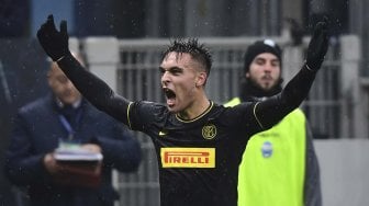 Pemain depan Inter Milan Lautaro Martinez merayakan golnya setelah mencetak gol kedua timnya selama pertandingan sepak bola Serie A Italia antara Inter Milan melawan SPAL di Stadion Giusepe Maeza, Milan, Italia, Minggu (1/12). [MIGUEL MEDINA / AFP]
