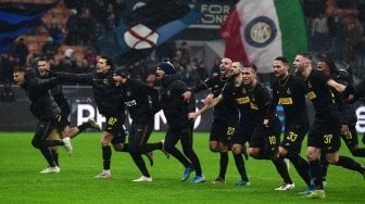 Para pemain Inter Milan merayakan kemenanganya di akhir pertandingan pertandingan sepak bola Serie A Italia antara Inter Milan melawan SPAL di Stadion Giusepe Maeza, Milan, Italia, Minggu (1/12). [MIGUEL MEDINA / AFP]
