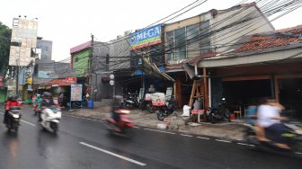 Suasana pasca robohnya papan reklame di Jalan Warung Buncit Raya, Jakarta, Senin (2/12). [Suara.com/Alfian Winanto]