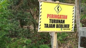 Viral Jalan Turunan Curam Berliku, Pertolongan Warga Jadi Sorotan