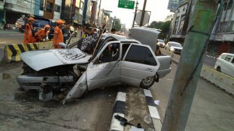 Pengemudi Mobil Tabrak Separator Busway, Diduga Hendak ke Acara Reuni 212