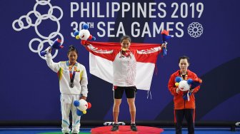 Atlet angkat besi Indonesia Windy Cantika Aisah mengikuti upacara penganugerahan medali pertandingan Angkat Besi 49Kg Wanita SEA Games ke-30 di Stadion RSMC Nino Aquino, Manila, Filipina, Senin (2/12). [ANTARA FOTO/Nyoman Budhiana]
