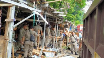 Satpol PP Kota Bogor Bongkar Lapak PKL yang Berdiri di Aliran Sungai, Pegadang: Saya Bukan Binatang