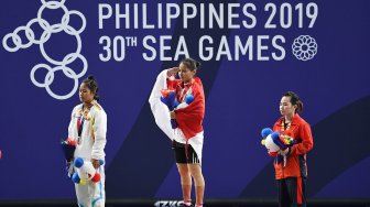 Atlet angkat besi Indonesia Windy Cantika Aisah mengikuti upacara penganugerahan medali pertandingan Angkat Besi 49Kg Wanita SEA Games ke-30 di Stadion RSMC Nino Aquino, Manila, Filipina, Senin (2/12).[ANTARA FOTO/Nyoman Budhiana]
