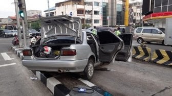 Diduga Hilang Konsentrasi, Pengemudi Sedan Seruduk Separator Busway