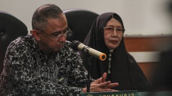 Dua penggugat Ario Tedjo (kiri) dan Ira Faizah (kanan) mendengarkan Putusan Gugatan Perdata kasus First Travel di Pengadilan Negeri, Depok, Jawa Barat, Senin (2/12). [ANTARA FOTO/Asprilla Dwi Adha]