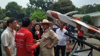 Pakai Topi Koboi, Prabowo Kunjungi Pameran Alpalhankam Dalam Negeri