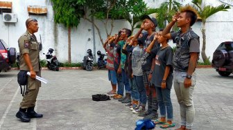 Delapan Anak Punk Dihukum Hormat Bendera karena Tak Hafal Pancasila