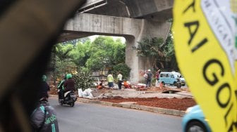 Suasana di Jalan Prof Dr Satrio, Kuningan, Jakarta, Senin (2/12). [Suara.com/Alfian Winanto]